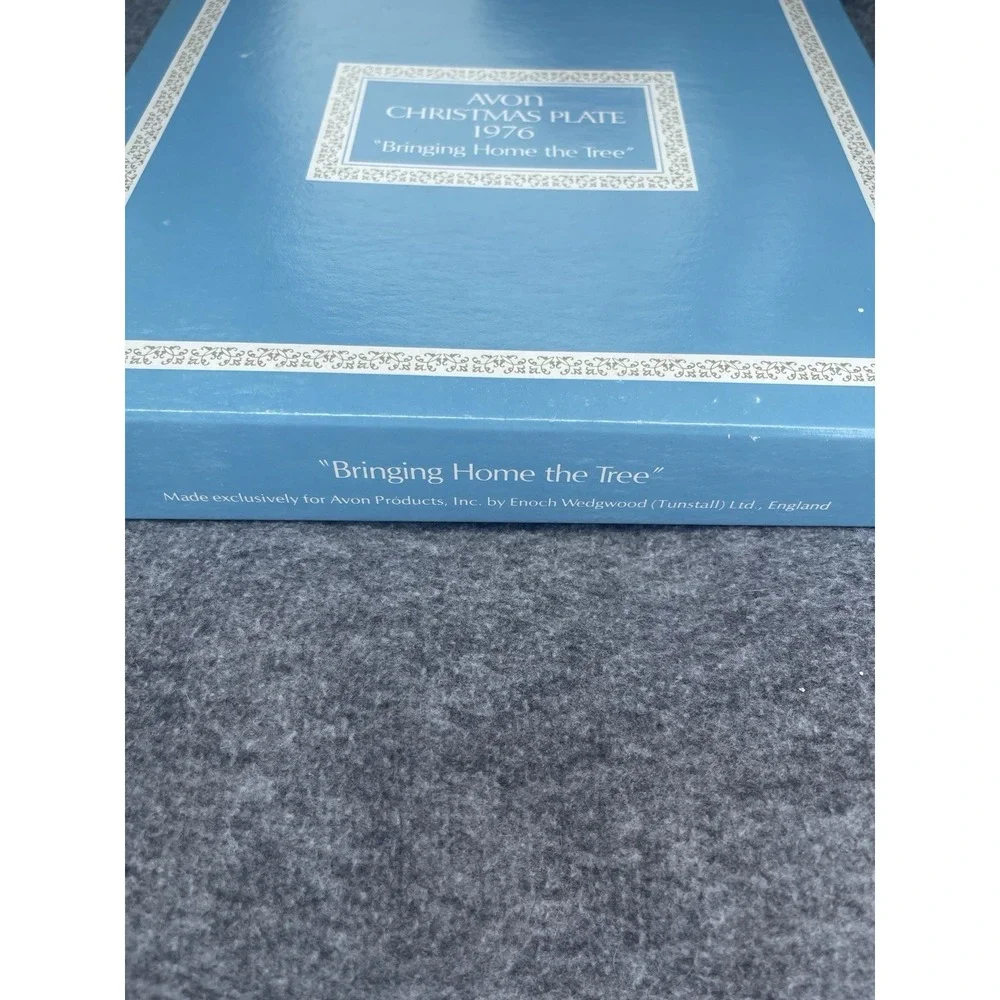 Vintage Avon Christmas Plate Bringing Home the Tree. Original Box 1976 8 7/8" - Picture 4 of 6